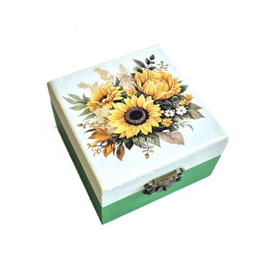 Cutie decorativa patrata din lemn cu floarea soarelui - 103848, Bijuterii, Suporturi si cutii de bijuterii, Cutii de bijuterii, Decoupage, transfer si tehnici servetel, ARTYNOS