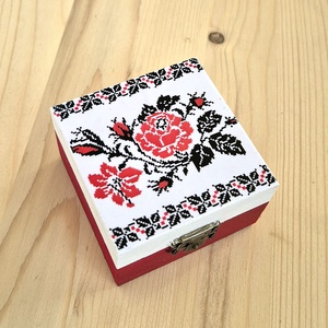 Cutie decorativa patrata din lemn cu model traditional 133119 - Artynos.ro