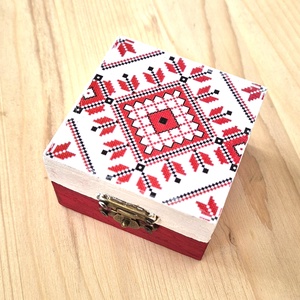 Cutie decorativa patrata din lemn cu model traditional 132126 - Artynos.ro