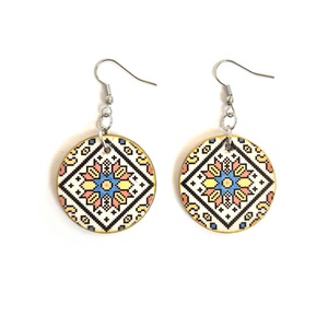 Cercei din lemn cu model traditional - 133707 - bijuterii - cercei - cercei din lemn - Artynos.ro