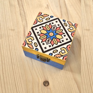 Cutie decorativa patrata din lemn cu model traditional 130636 - Artynos.ro