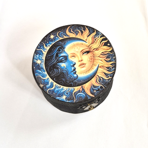 Cutie rotunda din lemn cu luna si soare 124547 - Artynos.ro