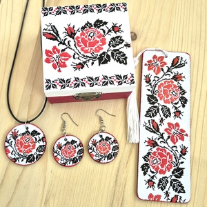 Set format din cutie, semn de carte si bijuterii din lemn cu model traditional 133329 - Artynos.ro