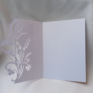 Felicitare alba cu flori de primavara in relief - casă & stil de viață - produse de papetărie - invitații, felicitări - Artynos.ro