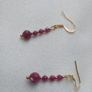 Cercei cu margele brute Rubin 5 mm si tortite placate cu aur 18K - bijuterii - cercei - cercei din pietre semiprețioase - Artynos.ro