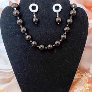 Set colier si cercei cu Onix sferic lucios 14mm si margele biconice Swarovski 2mm - bijuterii - seturi de bijuterii - Artynos.ro