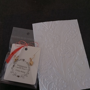 Martisor deosebit, cercei placati cu aur si felicitare embosata - Artynos.ro