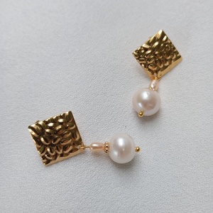 Cercei cu 2 perle si tortite placate cu aur 18K, Bijuterii, Cercei, Cercei din perle, Confectionarea bijuteriilor, Cercei moderni, cu 2 perle de cultura, alba rotunda 10mm si bob roz 3mm, cu margelute si tortite di..., ARTYNOS