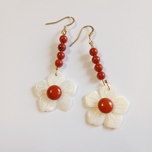 Cercei cu Sidef si Jasp rosu caramiziu, Bijuterii, Cercei, Cercei din pietre semipretioase, Confectionarea bijuteriilor, Cercei cu floare Sidef 2 cm, cu cabochon Jasp rosu caramiziu 8 mm si margelute sferice 6 mm. 
Torti..., ARTYNOS