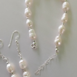 Set cercei si bratara Argint si Perle albe 10 cu 8 mm eleganta atemporala, Bijuterii, Seturi de bijuterii, Confectionarea bijuteriilor, Set bijuterii,bratara si cercei, cu perle albe mari de cultura 10*8mm, completate delicat si stralu..., ARTYNOS