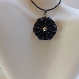 Pandantiv cu floare din Piatra Soarelui si Swarovski - bijuterii - coliere - pandative - Artynos.ro