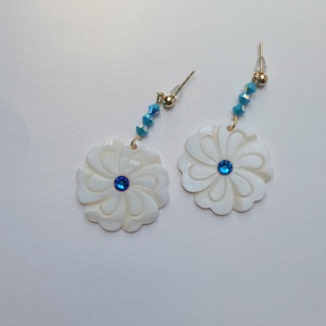 Cercei Floare Sidef 3 cm cu cristale Swarovski - bijuterii - cercei - cercei din pietre semiprețioase - Artynos.ro
