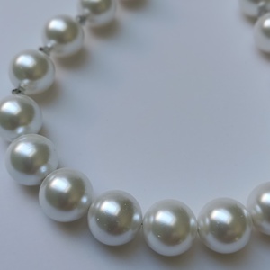 Set bijuterii Scoica alba perlata si Swarovski Vitrail Light, potrivit pentru mireasa - bijuterii - seturi de bijuterii - Artynos.ro