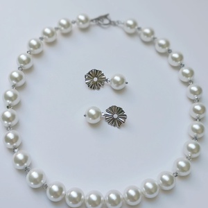 Set bijuterii Scoica alba perlata si Swarovski Vitrail Light, potrivit pentru mireasa, Bijuterii, Seturi de bijuterii, Confectionarea bijuteriilor, Adopta o eleganta pura, luminoasa si atemporala! Acest set de bijuterii de o finete rara combina ir..., ARTYNOS
