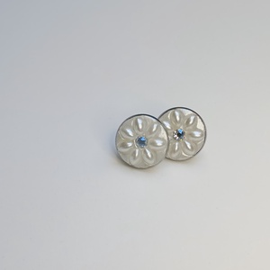 Cercei Floare alb perlata cu cristal Swarovski - Artynos.ro