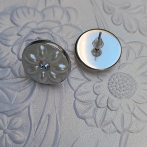 Cercei Floare alb perlata cu cristal Swarovski - bijuterii - cercei - cercei din mărgele - Artynos.ro