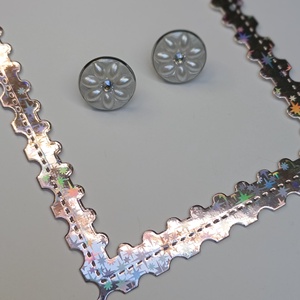 Cercei Floare alb perlata cu cristal Swarovski - bijuterii - cercei - cercei din mărgele - Artynos.ro