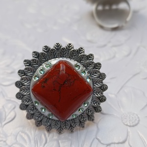 Inel Floare argintie 3.5cm cu Jasp rosu si Swarovski - Artynos.ro
