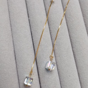 Cercei cu lant din argint aurit si cristal Swarovski Cube 8mm - bijuterii - cercei - cercei din argint - Artynos.ro