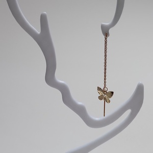 Cercei lungi aurii 11 cm cu Fluturas placat cu aur 18K - bijuterii - cercei - cercei cu figurine - Artynos.ro