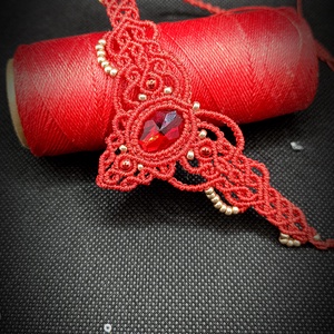Colier roșu micro macrame cu cristal  - bijuterii - coliere - colier y - Artynos.ro