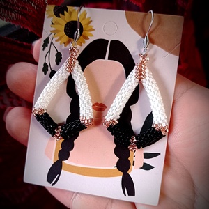 Cercei Alb/Negru Eleganti Myiuki Delica , Bijuterii, Cercei, Cercei agățați, Împletituri, broderie cu mărgele, ARTYNOS