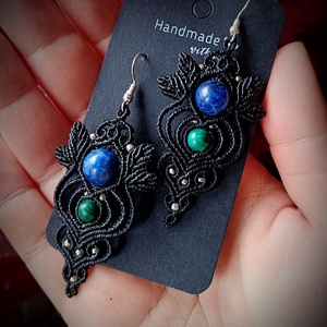 Cercei negri macrame cu Lapis Lazuli și Malachit  - bijuterii - cercei - cercei agățați - Artynos.ro
