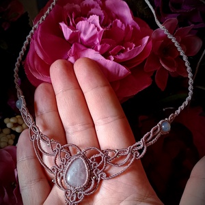 Colier delicat macrame cu Cuart Roz  - bijuterii - coliere - colier y - Artynos.ro