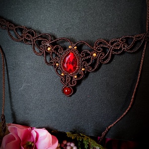 Colier elegant micromacrame cu cristal roșu preciosa  - bijuterii - coliere - colier y - Artynos.ro