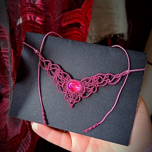 Colier delicat  magenta micromacrame cu cristal Preciosa - bijuterii - coliere - colier y - Artynos.ro