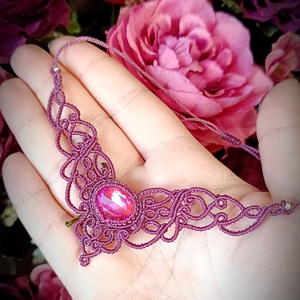 Colier delicat  magenta micromacrame cu cristal Preciosa - Artynos.ro