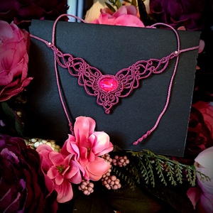 Colier delicat  magenta micromacrame cu cristal Preciosa - bijuterii - coliere - colier y - Artynos.ro
