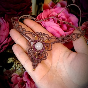 Colier Goddess micromacrame cu Cuart Roz - bijuterii - coliere - colier y - Artynos.ro