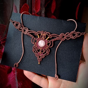 Colier Goddess micromacrame cu Cuart Roz - bijuterii - coliere - colier y - Artynos.ro