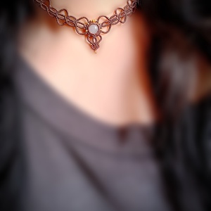 Colier delicat micromacrame cu Cuart Roz - Artynos.ro