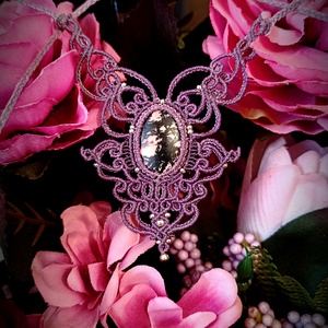 Colier macrame mov lavanda cu cristal Rodonit - Artynos.ro