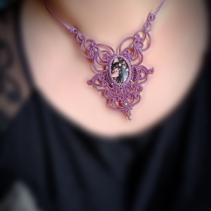 Colier macrame mov lavanda cu cristal Rodonit - bijuterii - coliere - colier y - Artynos.ro