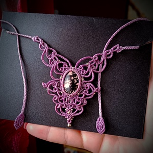 Colier macrame mov lavanda cu cristal Rodonit - bijuterii - coliere - colier y - Artynos.ro