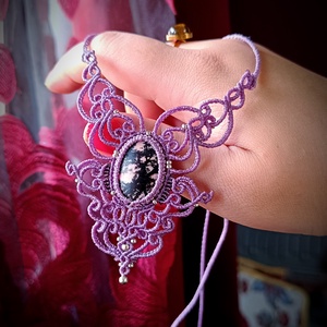 Colier macrame mov lavanda cu cristal Rodonit - bijuterii - coliere - colier y - Artynos.ro