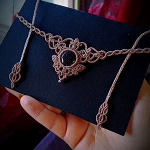 Colier frunze micromacrame cu piatra soarelui  - bijuterii - coliere - chockere - Artynos.ro Colier frunze micromacrame cu piatra soarelui  - bijuterii - coliere - chockere - Artynos.ro