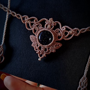 Colier frunze micromacrame cu piatra soarelui  - bijuterii - coliere - chockere - Artynos.ro Colier frunze micromacrame cu piatra soarelui  - bijuterii - coliere - chockere - Artynos.ro