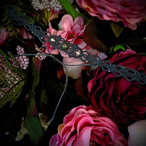 Choker micromacrame cu pirita și biluțe  - bijuterii - coliere - chockere - Artynos.ro