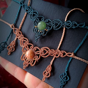 Colier delicat micromacrame cu cristal natural  - bijuterii - coliere - chockere - Artynos.ro