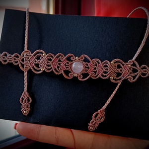 Choker delicat micromacrame cu cuart roz - bijuterii - coliere - chockere - Artynos.ro