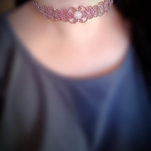 Choker delicat micromacrame cu cuart roz - bijuterii - coliere - chockere - Artynos.ro