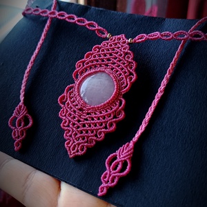 Colier pandantiv micromacrame cu cuart roz  - bijuterii - coliere - pandative - Artynos.ro