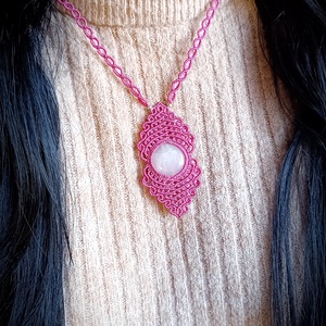 Colier pandantiv micromacrame cu cuart roz , Bijuterii, Coliere, Pandative, Innoda, Colier micromacrame in nuanta roz, lucrat manual din ata cerata premium si cristal 25mm Cuart Roz.
..., ARTYNOS