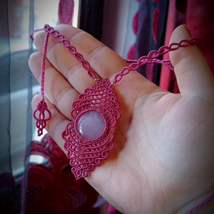 Colier pandantiv micromacrame cu cuart roz  - bijuterii - coliere - pandative - Artynos.ro