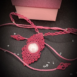 Colier pandantiv micromacrame cu cuart roz  - bijuterii - coliere - pandative - Artynos.ro