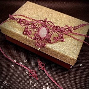 Colier macrame magenta cu cuart roz - Artynos.ro